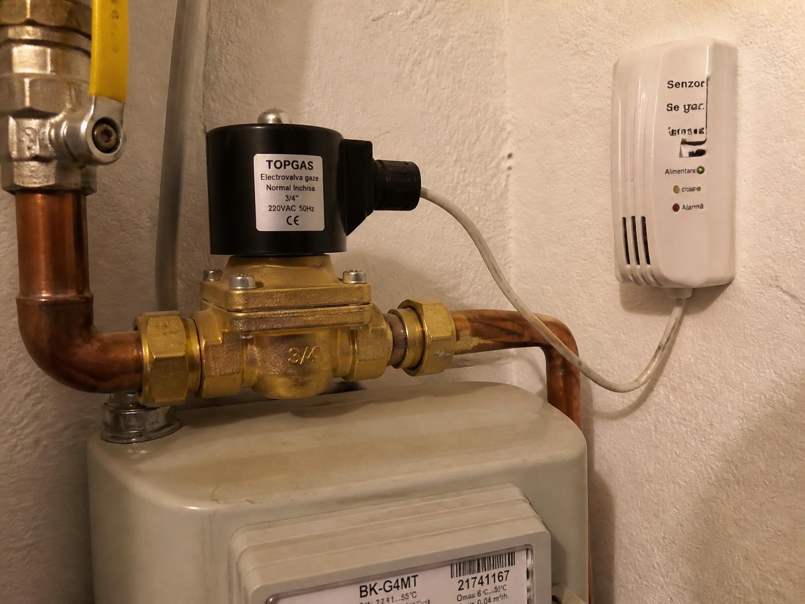 Electrovalvă de gaz de 3/4 inch montată pe conducta de cupru, conectată prin fir la senzorul de gaze.